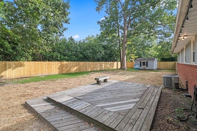 Building Photo - 5 Fairway Ln