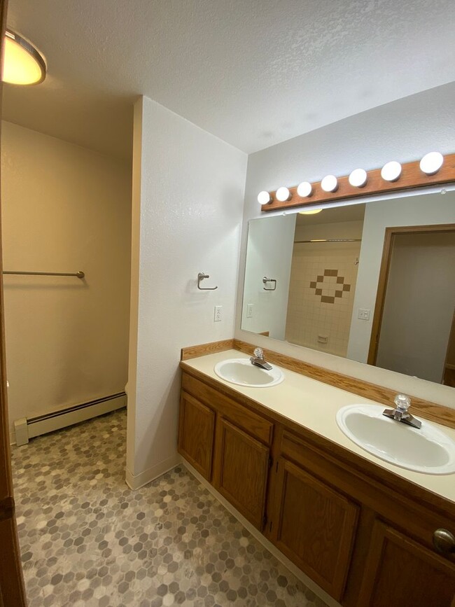 Building Photo - Beautifully maintained (3) bedroom, (2) ba...