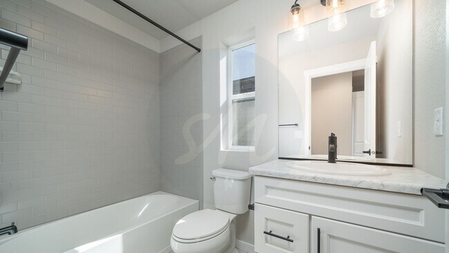 Building Photo - Modern 4 Bedroom Home in Wolf Ranch