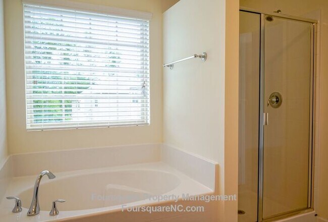 Building Photo - Spacious Single-Family Home with 1st Floor Office, Loft & Fenced Backyard , Includes Washer/Dryer