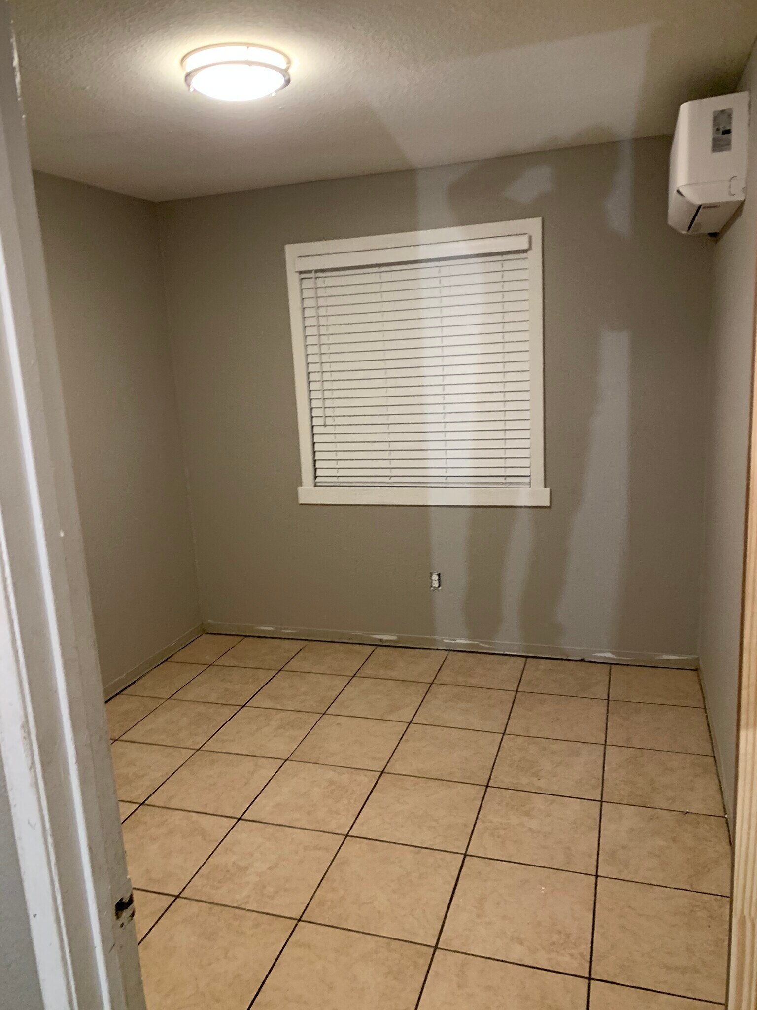 Building Photo - 250 N Hargrave St