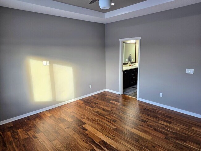 Building Photo - 482 NE Westgate Dr