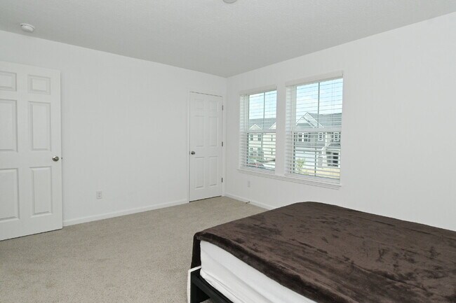 Building Photo - "Spacious 5-Bedroom Retreat with Luxurious Quartz Countertops & Fireplace on Deerberg Drive!"