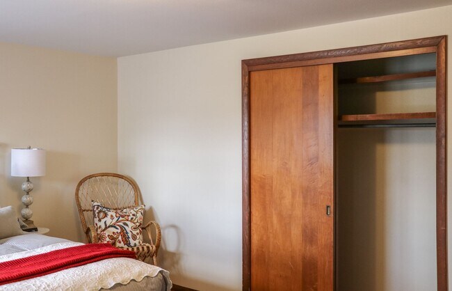 Building Photo - 1913 Douglas Ave