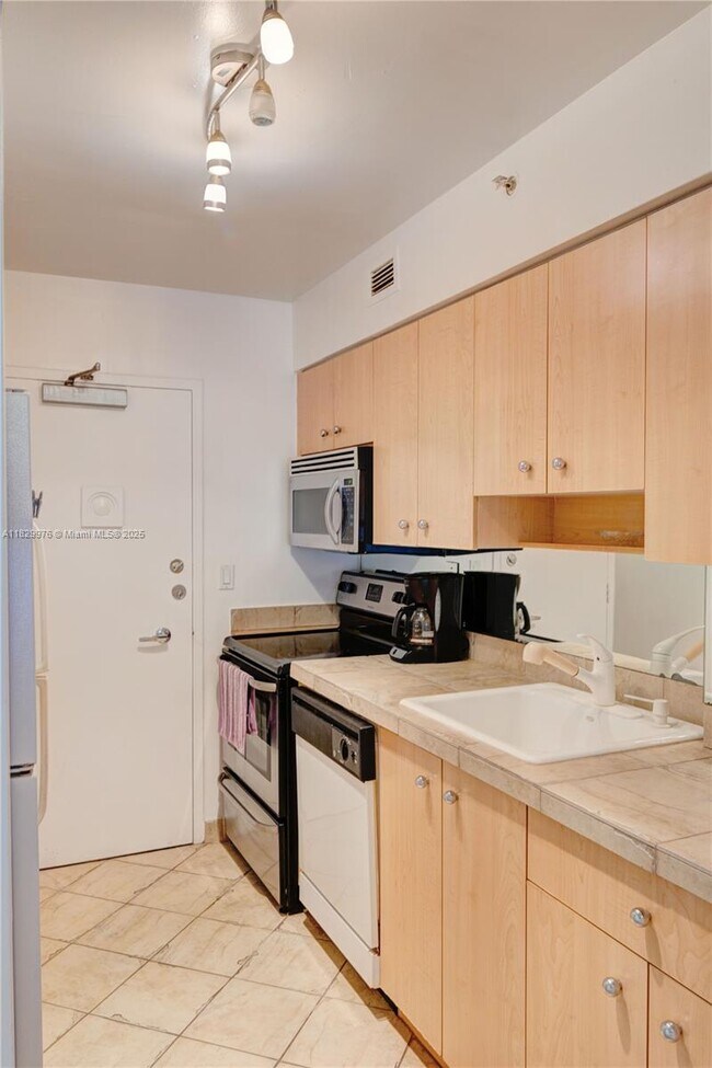 Building Photo - 9195 Collins Ave