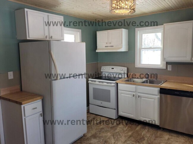 Building Photo - 1992 W County Rd 100 S