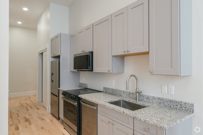 1BR, 1BA - 700SF - Kitchen - 130 Pearl