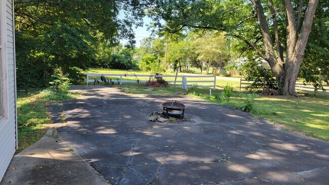 Building Photo - PRE-LEASING!! AVAILABLE JUNE 10TH! 3 Bedroom/1 Bathroom House