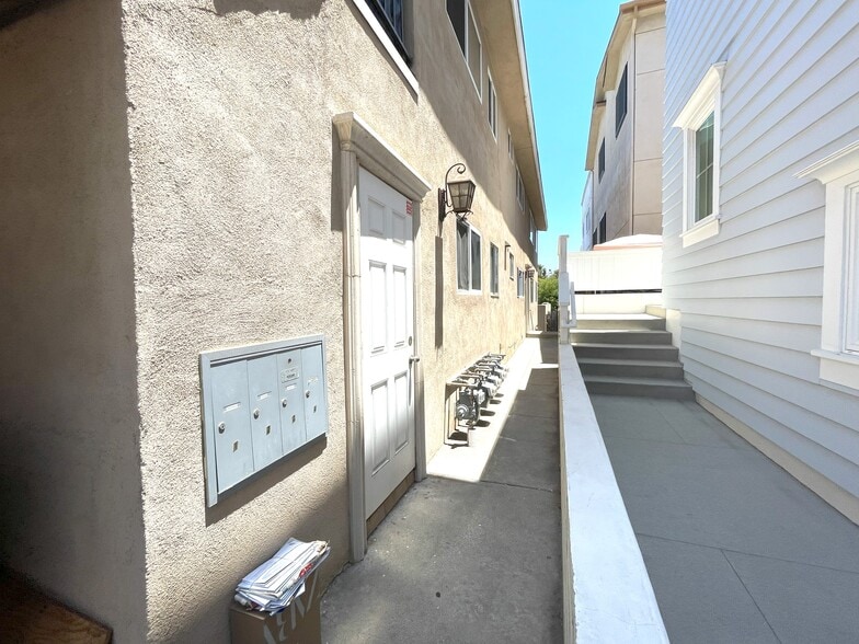 Walkway to apartment - 1126 Cypress Ave