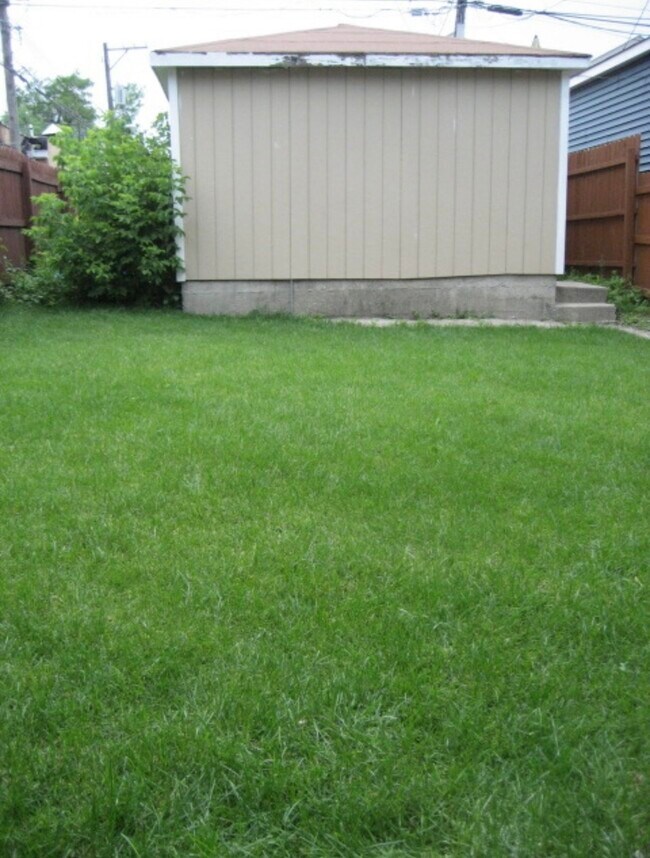 Building Photo - 2416 N Maplewood Ave
