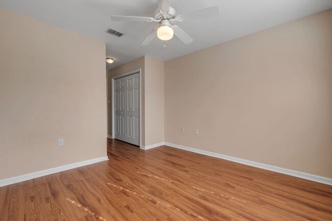 Building Photo - Spacious 3 Bedroom Townhome with Fireplace & Deck
