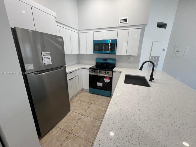 Building Photo - 2550 SW 18th Terrace