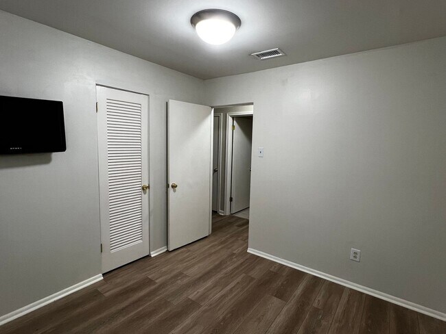 Building Photo - 3 Bedrooms, 1 Bathroom, Brick home , Carpo...