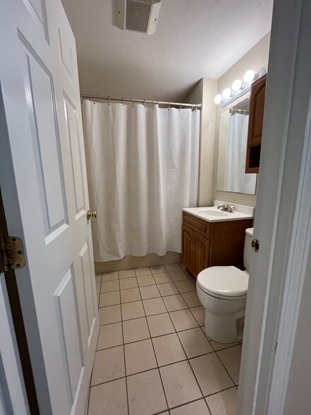 BATHROOM - 48 Dee Rd