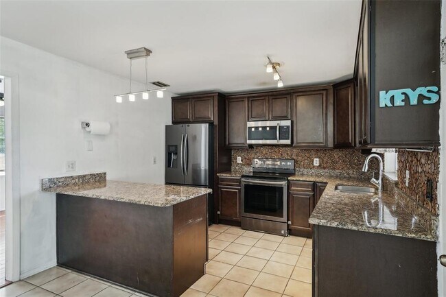 Building Photo - 503 Holt Cir