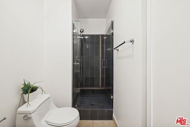 Building Photo - 10747 Wilshire Blvd