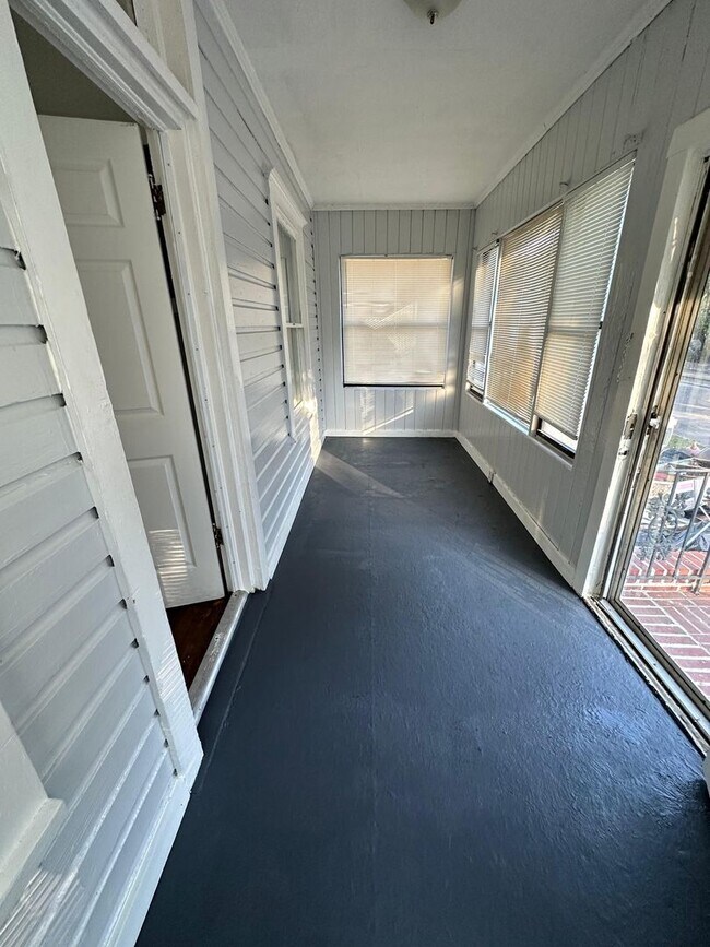 Building Photo - Fully Renovated 2/1 Single Family Ready to Move In!!!