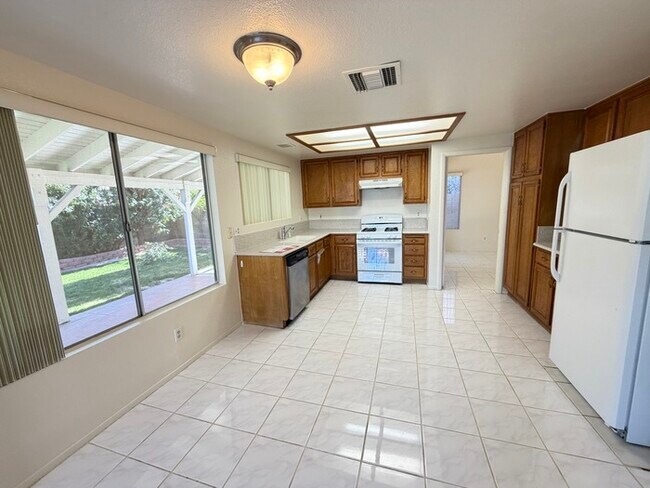 Building Photo - Carry Over Showing: This property has been shown before and will be rented to the first most qual...