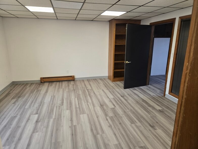 Spacious living room - 87 Essex St