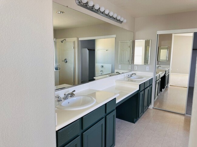 Building Photo - Full Bedroom and Bathroom Downstairs