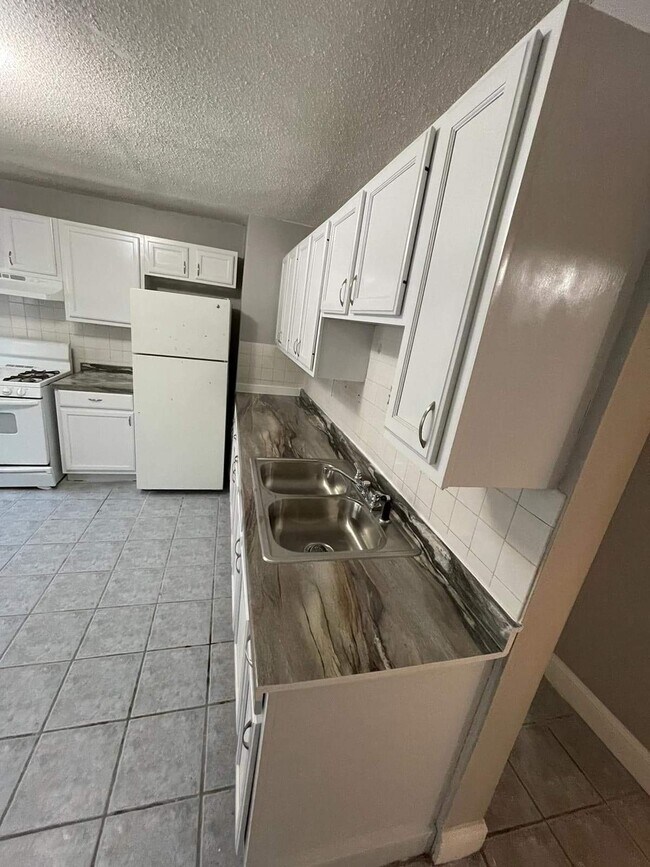 Kitchen - 47 Algonquin Plz