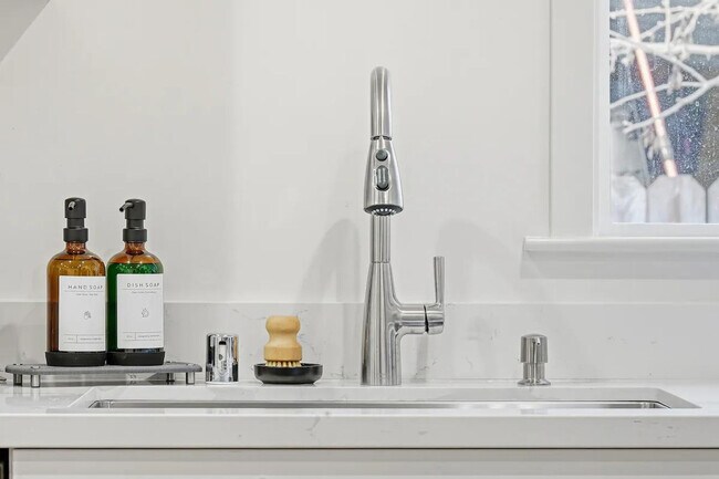 Building Photo - 422 Morse Ave