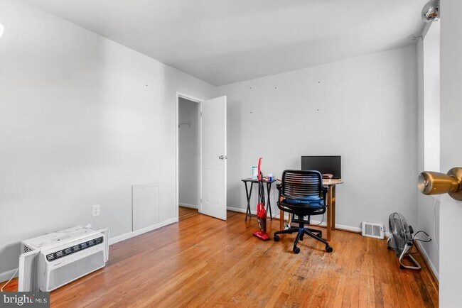 Building Photo - 915 N 6th St