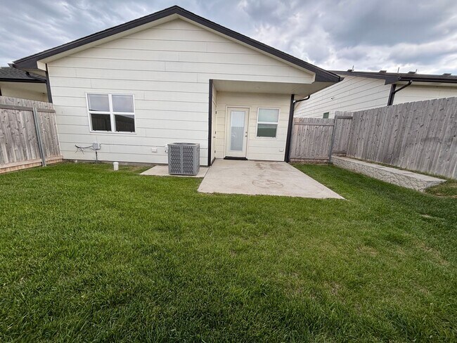 Building Photo - 1717/19 Hickory Creek