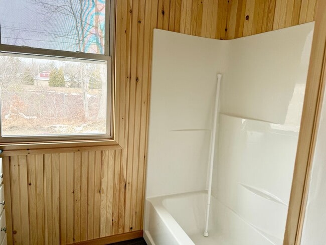 Building Photo - Well maintained inside and out