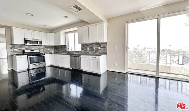 Building Photo - 4100 Wilshire Blvd