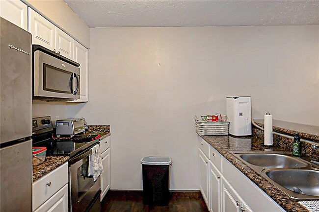 Building Photo - 449 N Donahue Dr