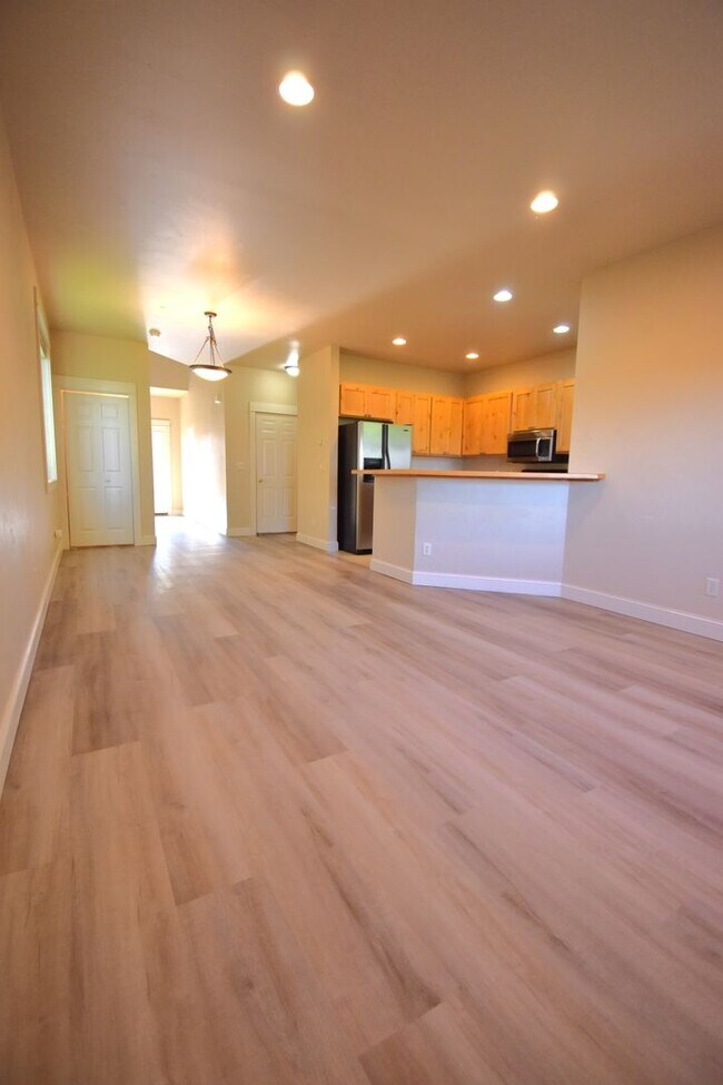 Building Photo - Fantastic end unit condo in Westgate subdi...