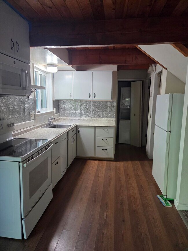 Building Photo - Charming 3-Bed, 2-Bath Home in Peaceful Tw...