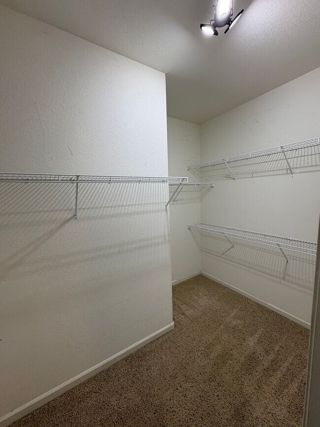 Building Photo - NW Visalia Available Now!