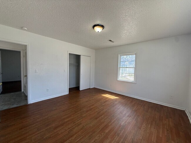 Building Photo - Large Open Floor Plan. 2 Bedroom and 1 Bathroom