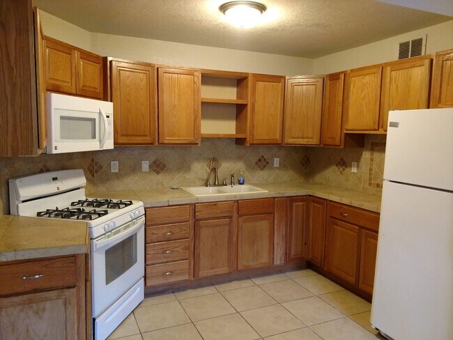 Building Photo - 2610 Azalea St