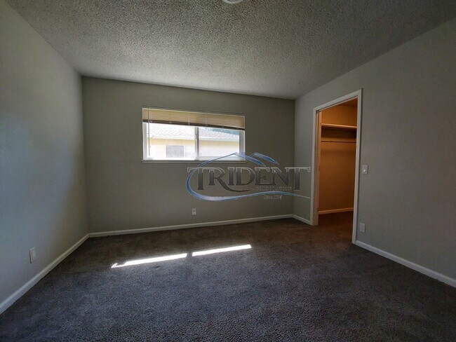 Building Photo - 2-bedroom, 1 bath condo near parks and schools