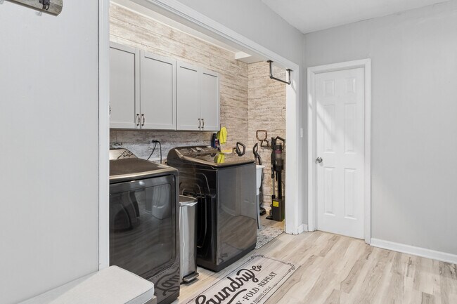 Building Photo - 407 Greenfield Rd