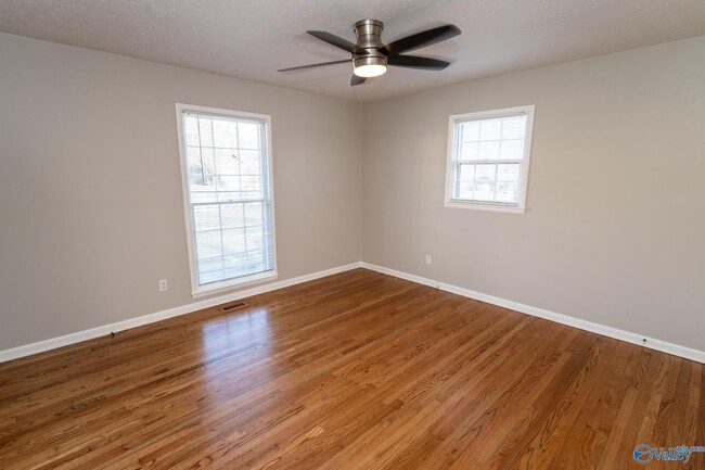 Building Photo - 2215 Fairfax St NE