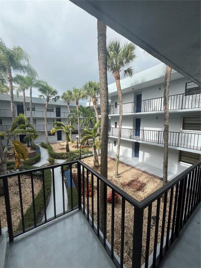 Building Photo - 10825 SW 112th Ave