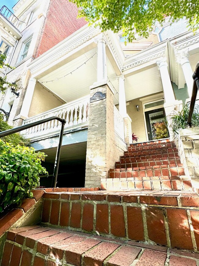 Primary Photo - Large family home Kalorama/Admo in Oyster ...