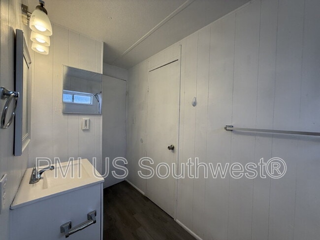 Building Photo - 750 Brill Dr