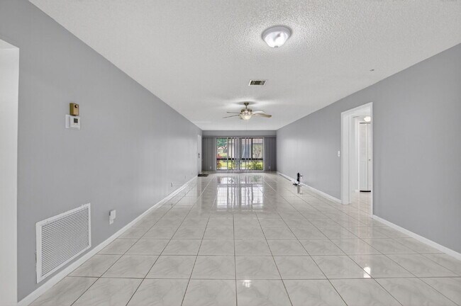 Building Photo - "Spacious 2-Bed, 2-Bath Boynton Beach Gem with Modern Granite Elegance – 1400 Sq Ft!"