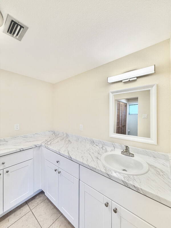 Building Photo - 8026 Brighton Dr
