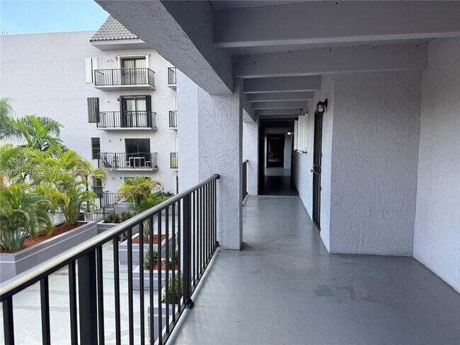 Building Photo - 777 SW 9th Ave