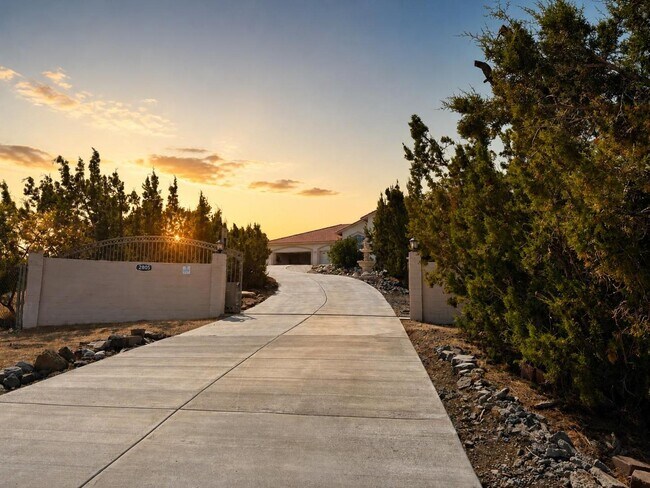 Building Photo - 2805 Snow Line Dr