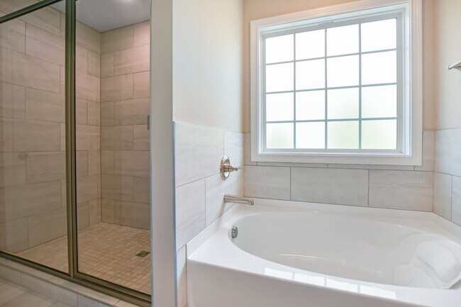 Building Photo - Pet Friendly Five Bedroom!
