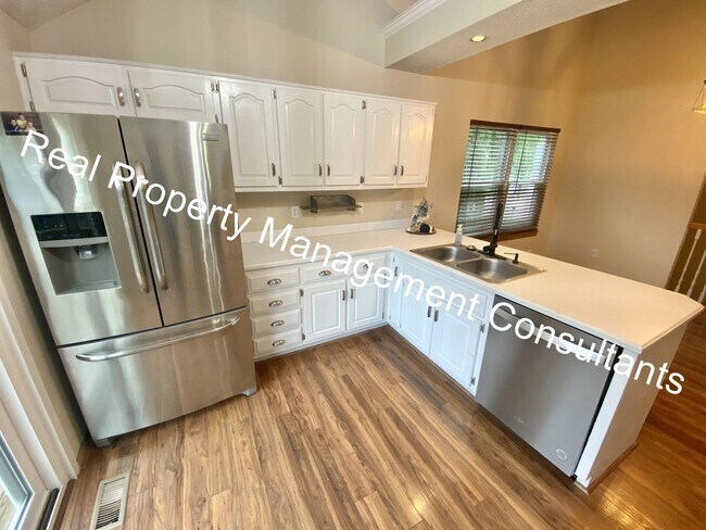 Building Photo - California Split-Level in Lee's Summit Sch...