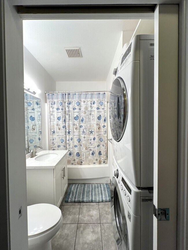 Building Photo - Palm Court 2 bedroom and 2 bathroom ground floor unit with 2 parking