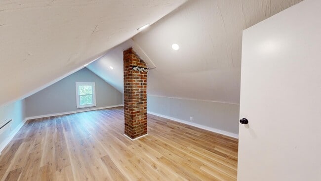Building Photo - 3 Bed Single Family with Huge Kitchen and ...